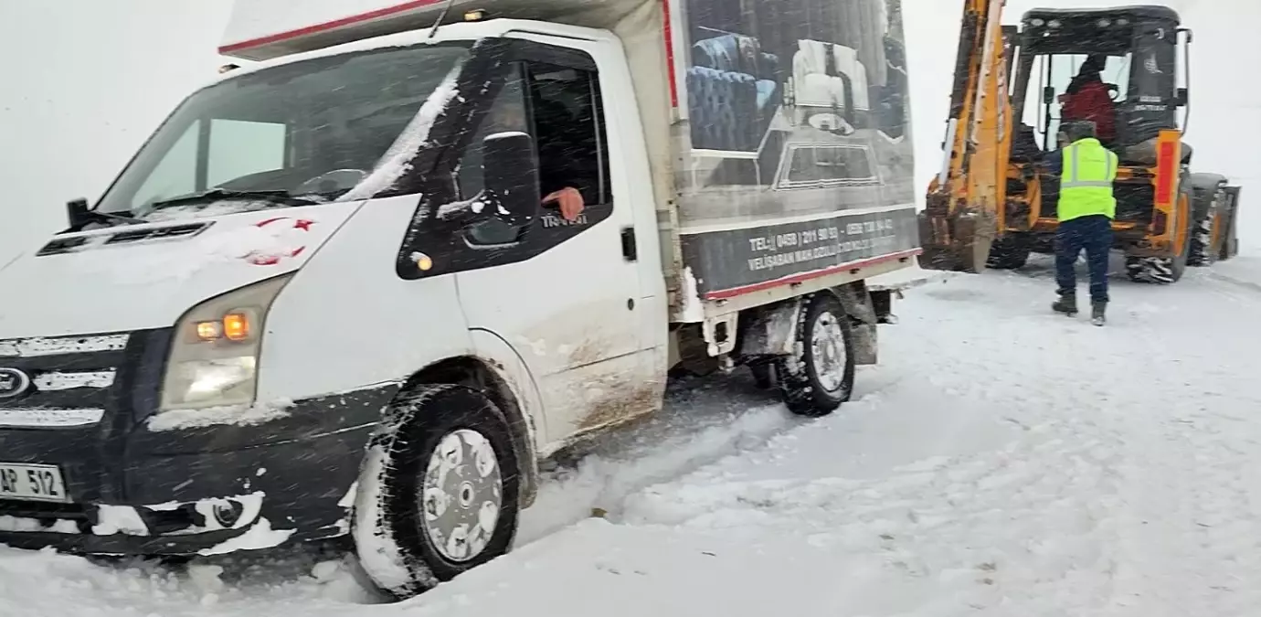 Bayburt’ta Kar ve Tipi, Yolda Mahsur Kalan Kamyoneti Kurtardı